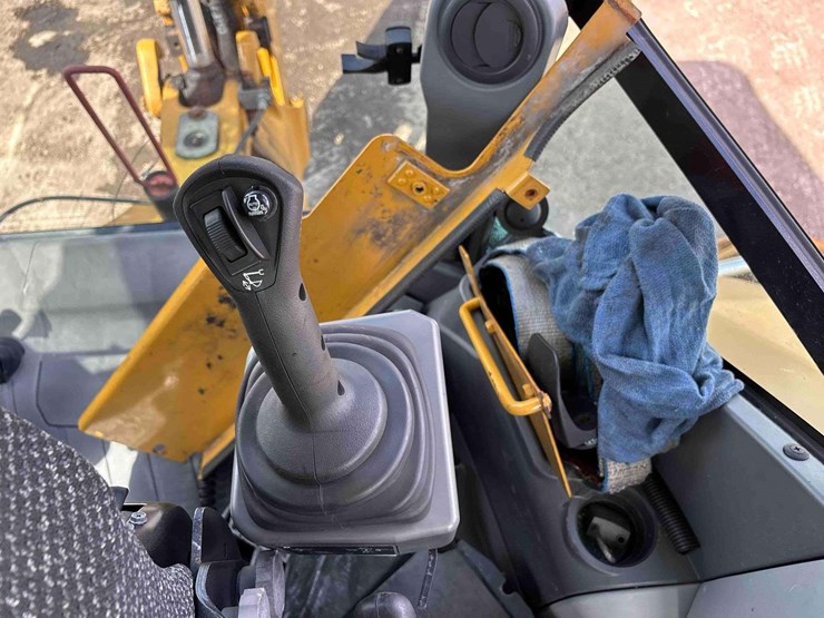 caterpillar-420f2-image-30