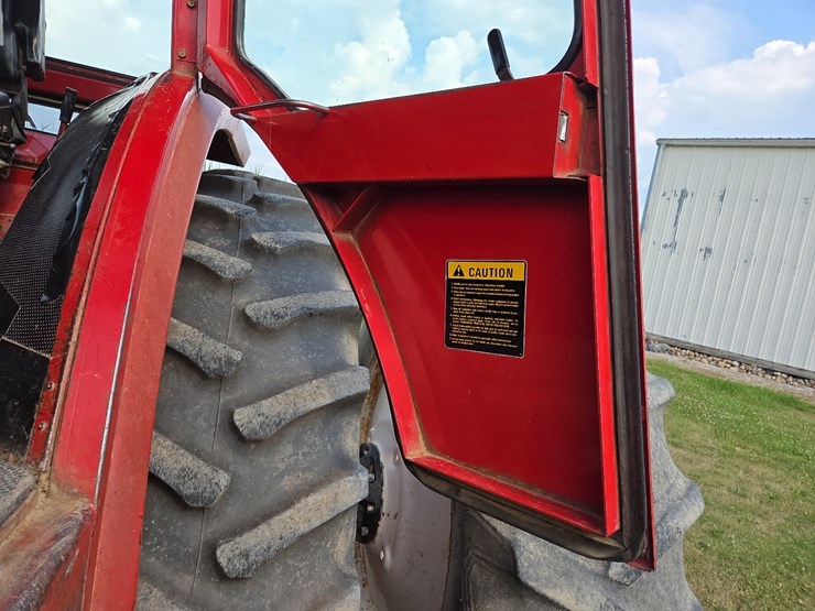 1976-ih-1466-tractor-image-54