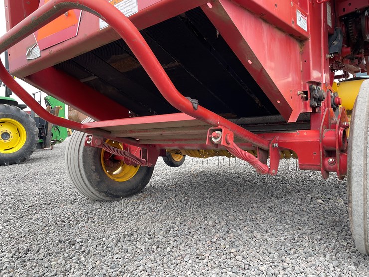 2005-new-holland-br740-image-20