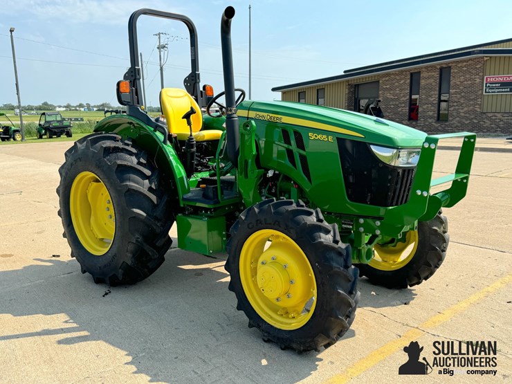 2022-john-deere-5065e-image-3