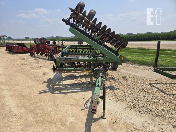 john-deere-220-image-2