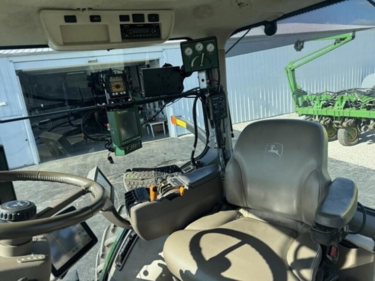 2013-john-deere-8235r-image-17