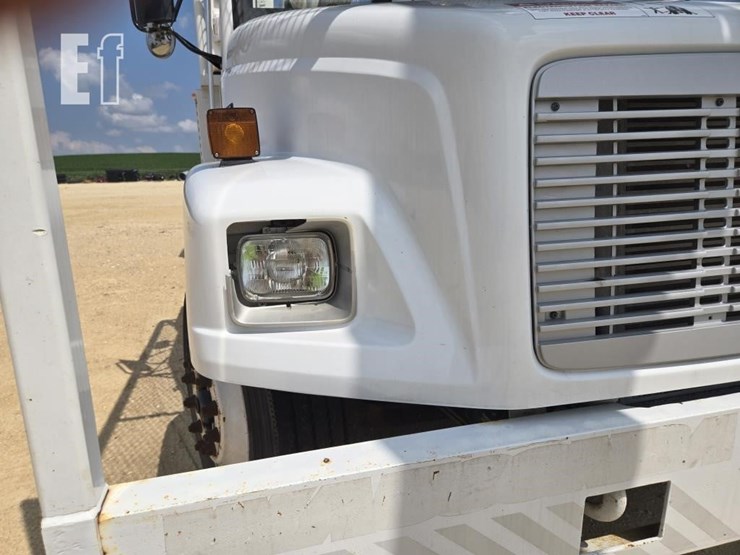 1999-freightliner-fl70-image-33