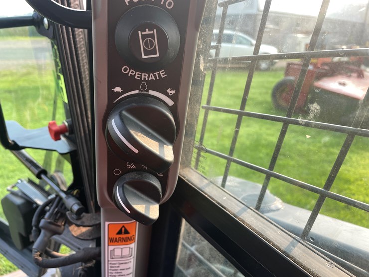 2021-new-holland-l320-image-25