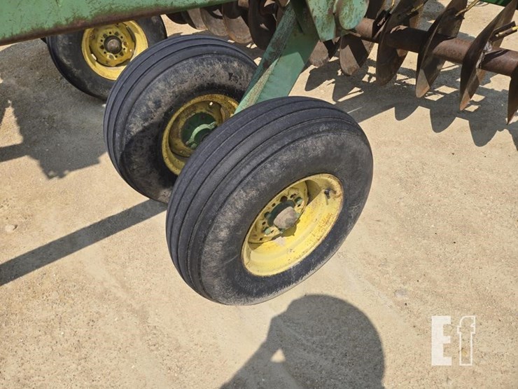 john-deere-220-image-8
