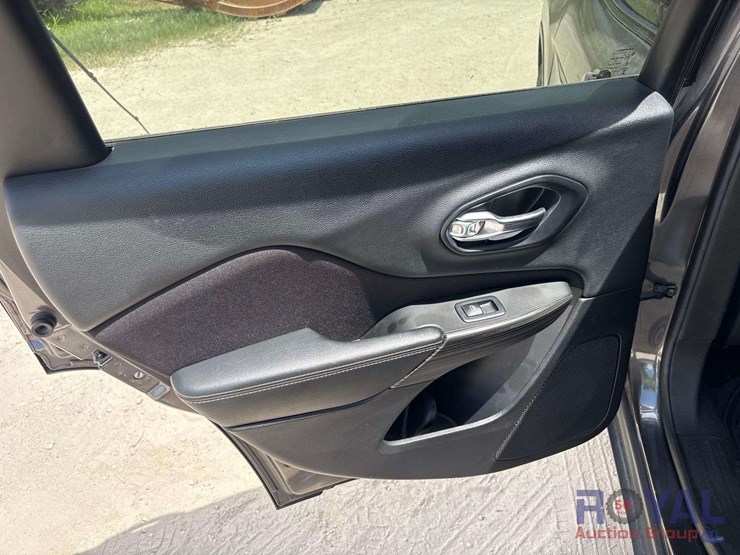 2014-jeep-cherokee-image-17