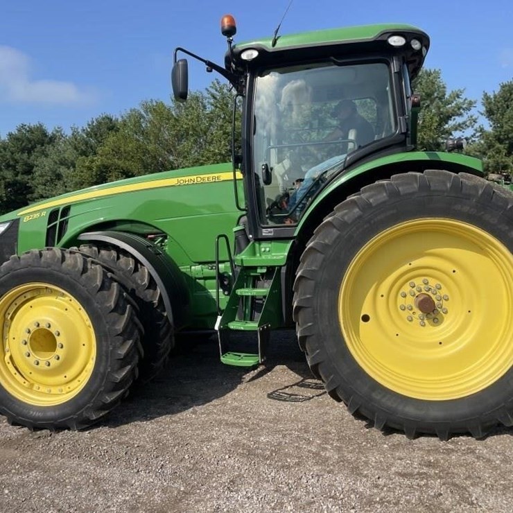 2013 JOHN DEERE 8235R