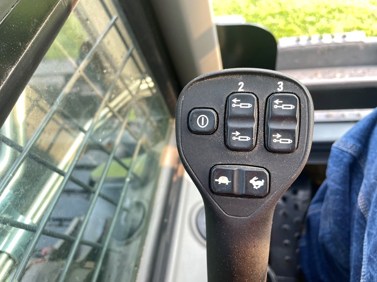 2021-new-holland-l320-image-32