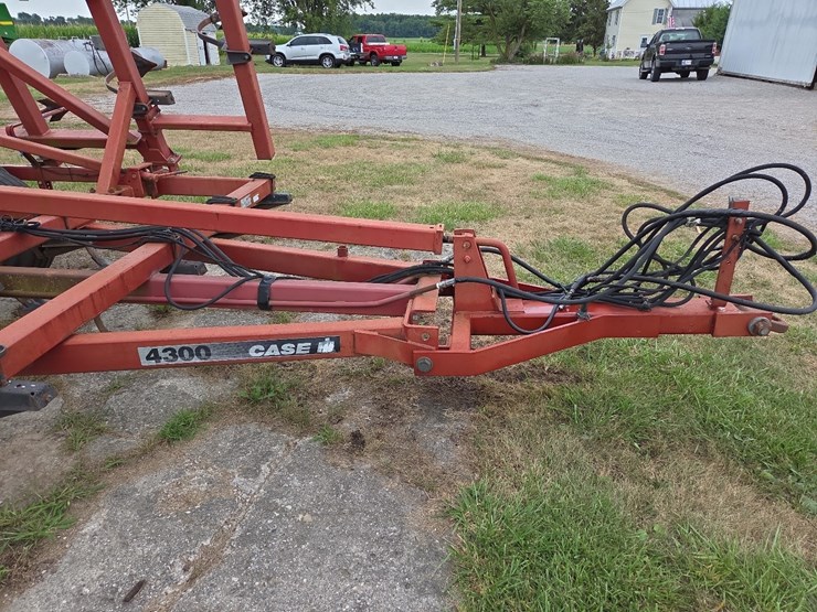 32’-cih-4300-field-cultivator-image-30