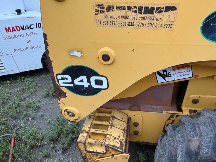 2000-john-deere-240-image-8