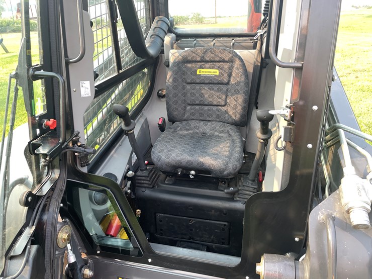 2021-new-holland-l320-image-18