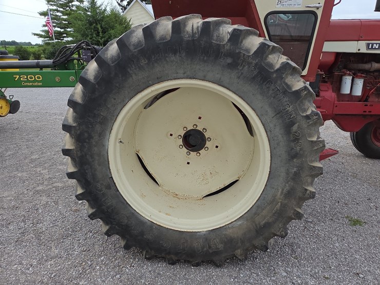 1970-ih-1456-tractor-image-31
