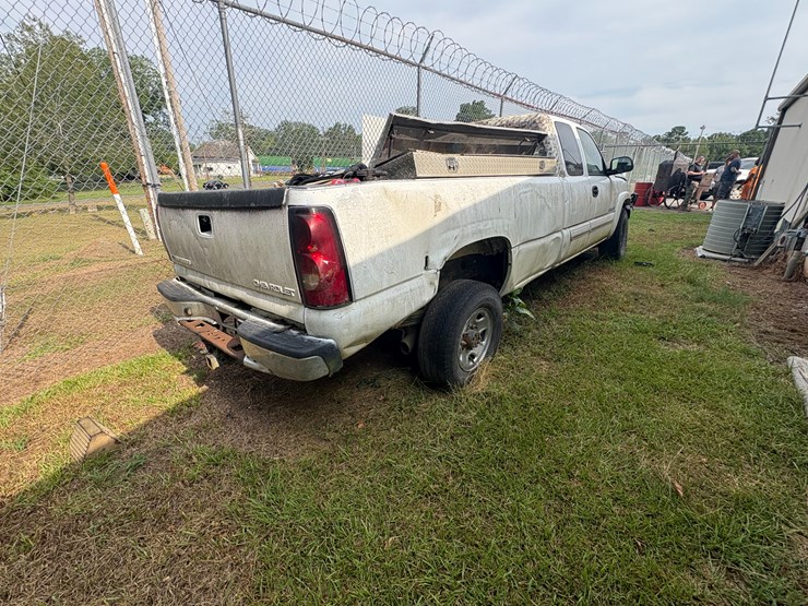 2004-chevrolet-silverado-image-3