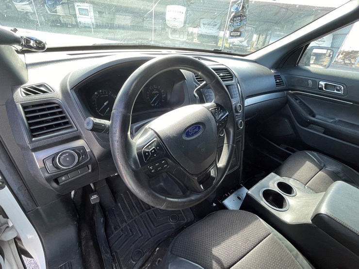 2018-ford-explorer-image-35