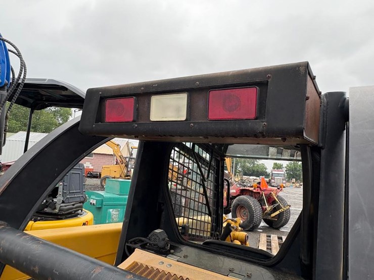 2000-john-deere-240-image-10
