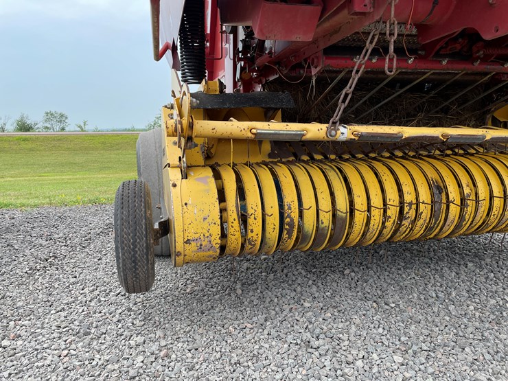 2005-new-holland-br740-image-29