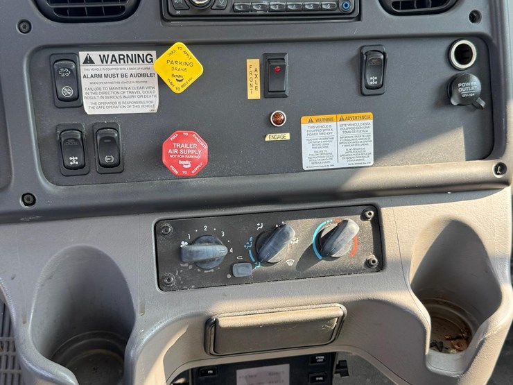 2015-freightliner-122sd-image-17
