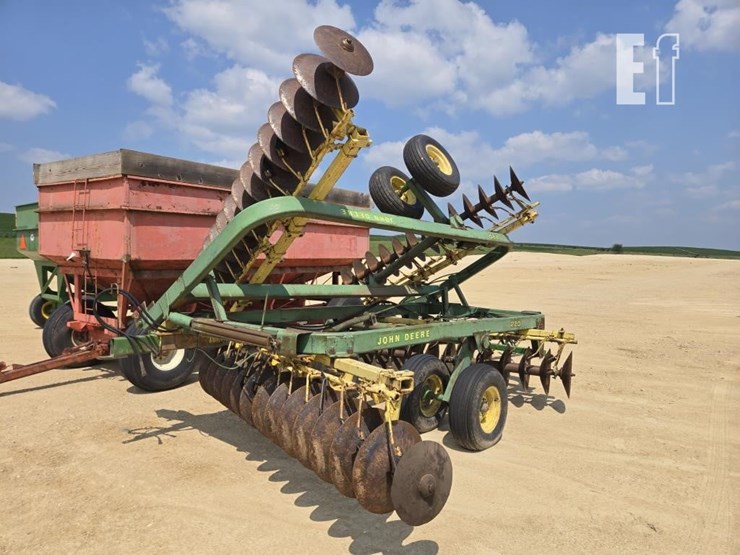 john-deere-220-image-7