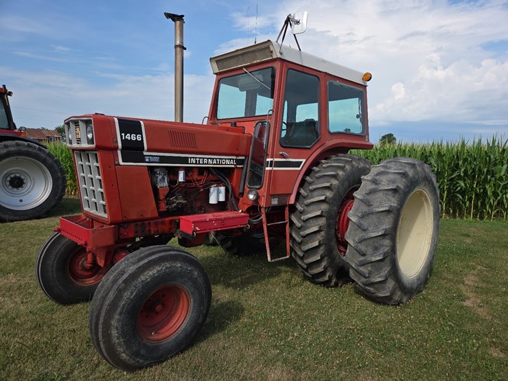1976-ih-1466-tractor-image-1