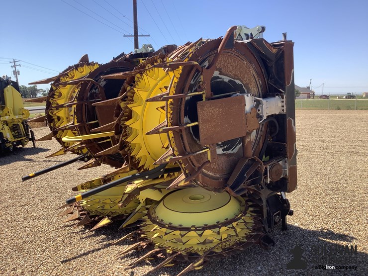 2022-john-deere-772-image-1