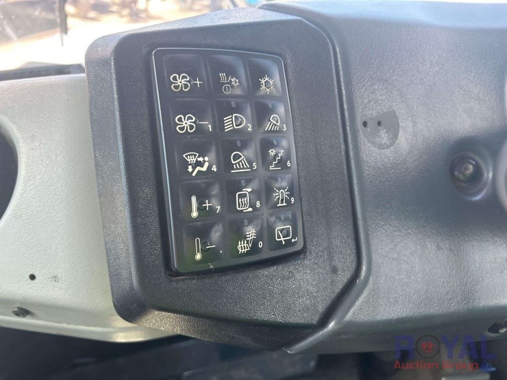 2015-deere-410e-image-22