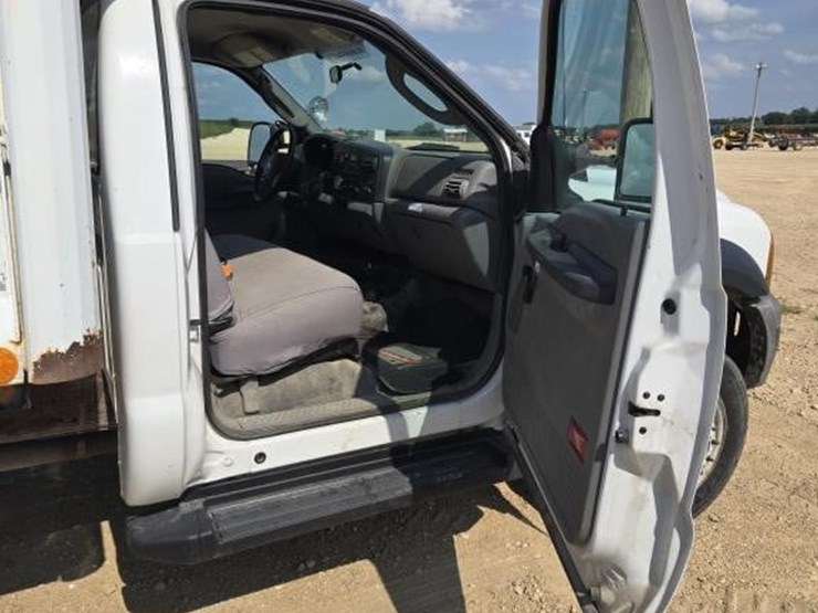 2006-ford-f550-image-22