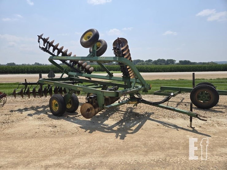 john-deere-220-image-1