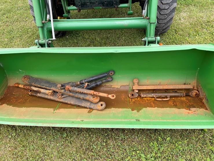 2011-john-deere-4120-image-11