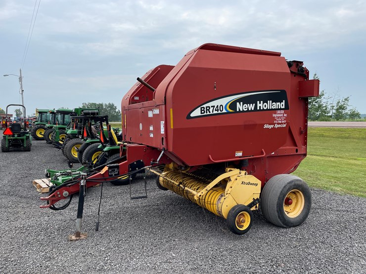 2005-new-holland-br740-image-7