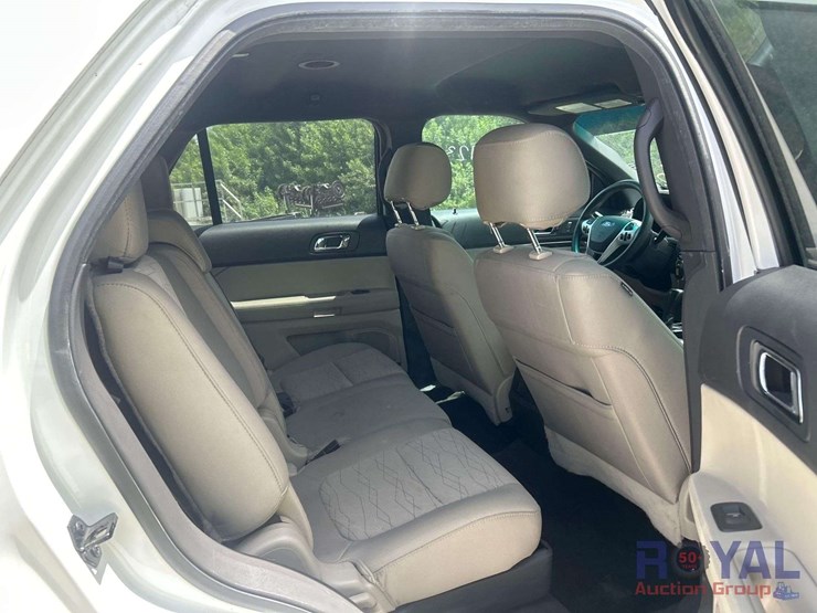 2015-ford-explorer-image-21