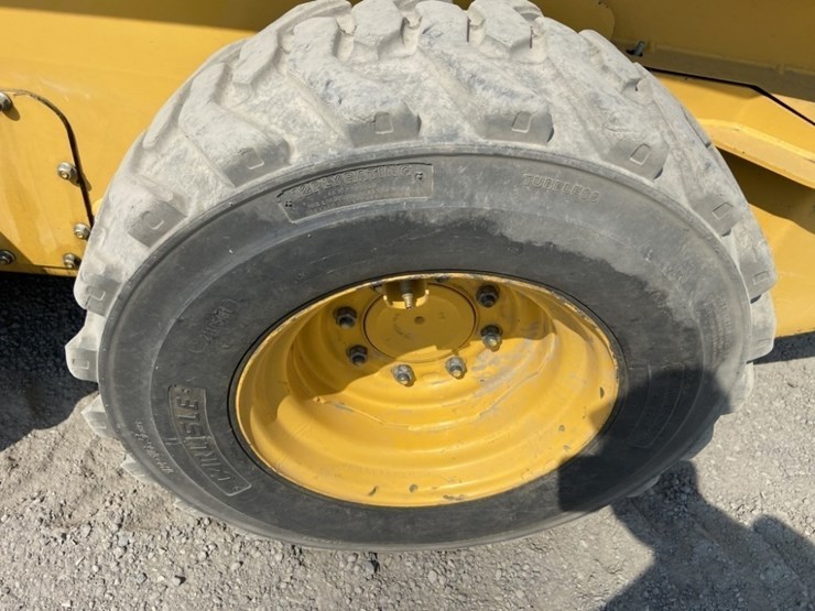 deere-320e-image-11
