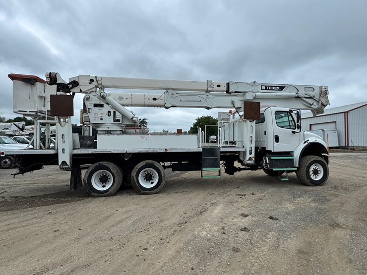 2015-freightliner-122sd-image-4