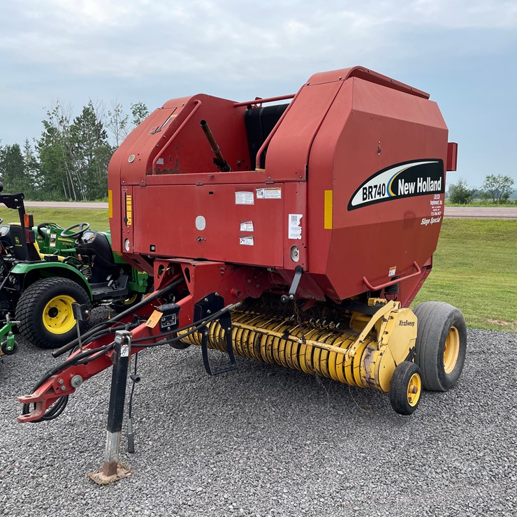 2005 NEW HOLLAND BR740