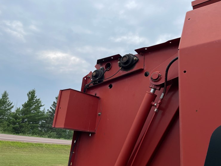 2005-new-holland-br740-image-26