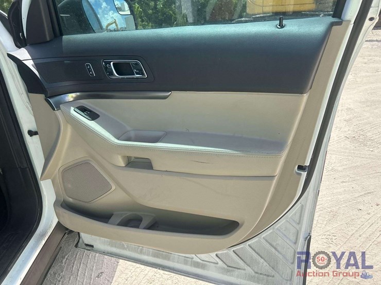 2015-ford-explorer-image-22