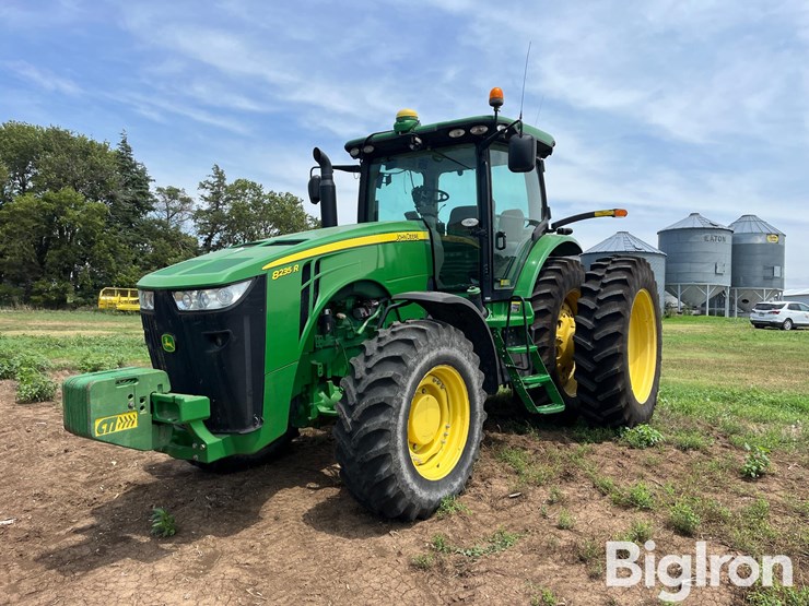 2011-john-deere-8235r-image-1