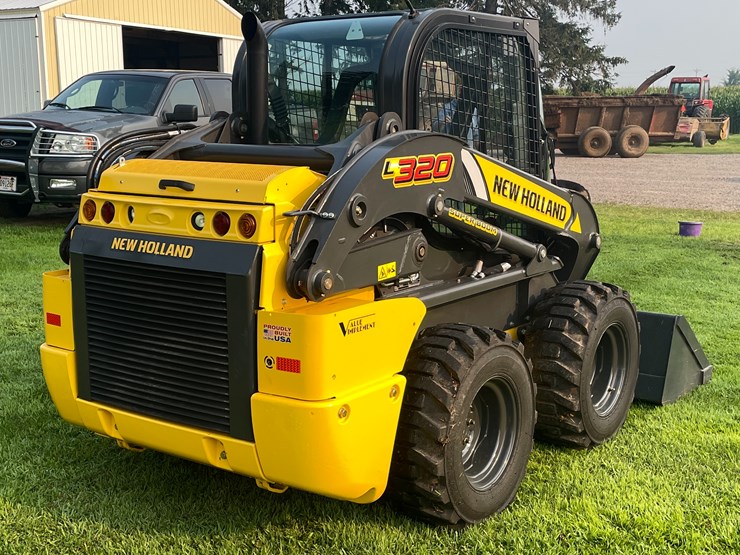 2021-new-holland-l320-image-3