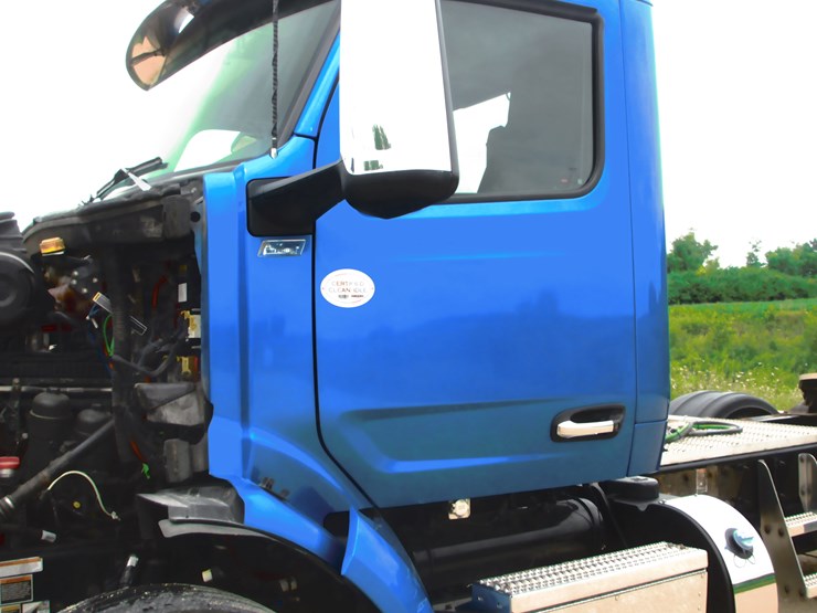 2023-peterbilt-579-image-17