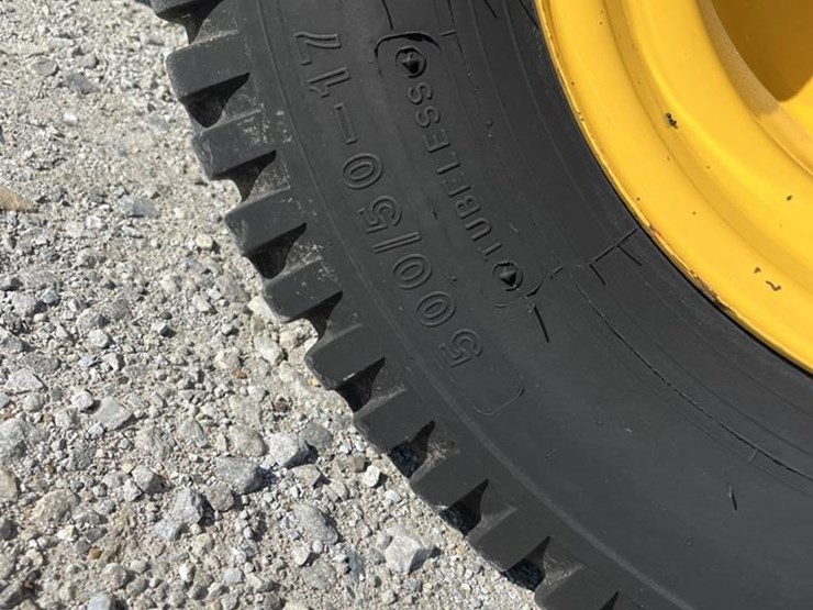 2019-new-holland-340-image-17