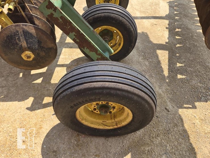 john-deere-220-image-4