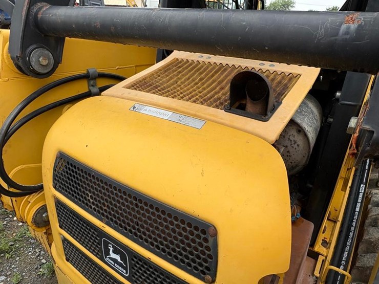 2000-john-deere-240-image-9
