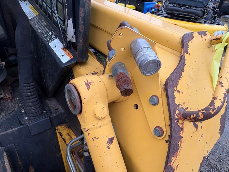 2000-john-deere-240-image-15