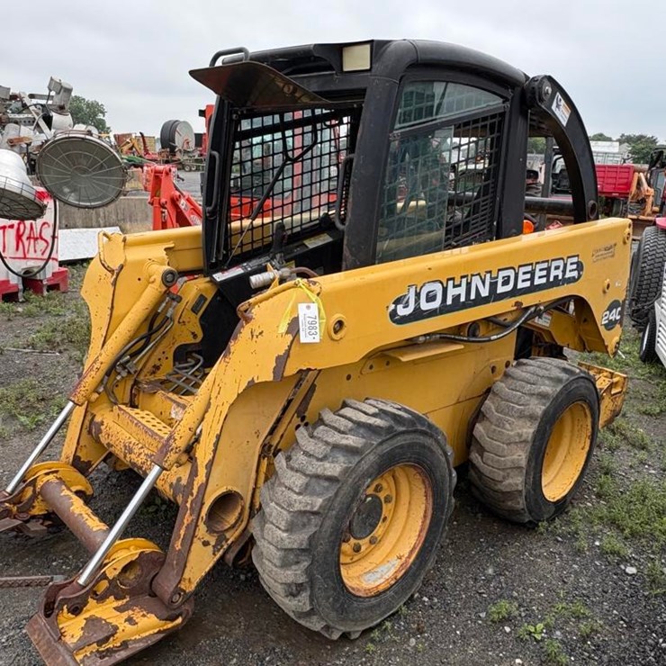 2000 JOHN DEERE 240