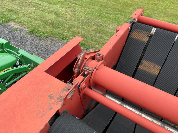 2005-new-holland-br740-image-34