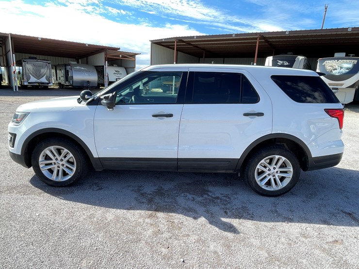2018-ford-explorer-image-46