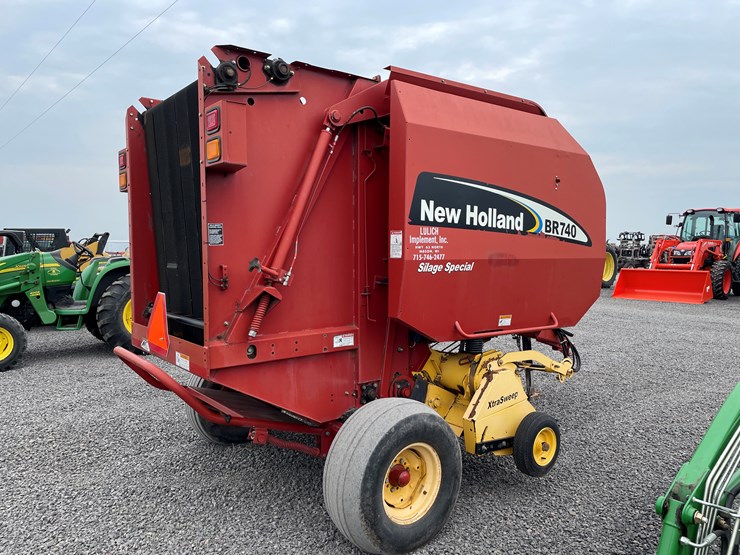 2005-new-holland-br740-image-4