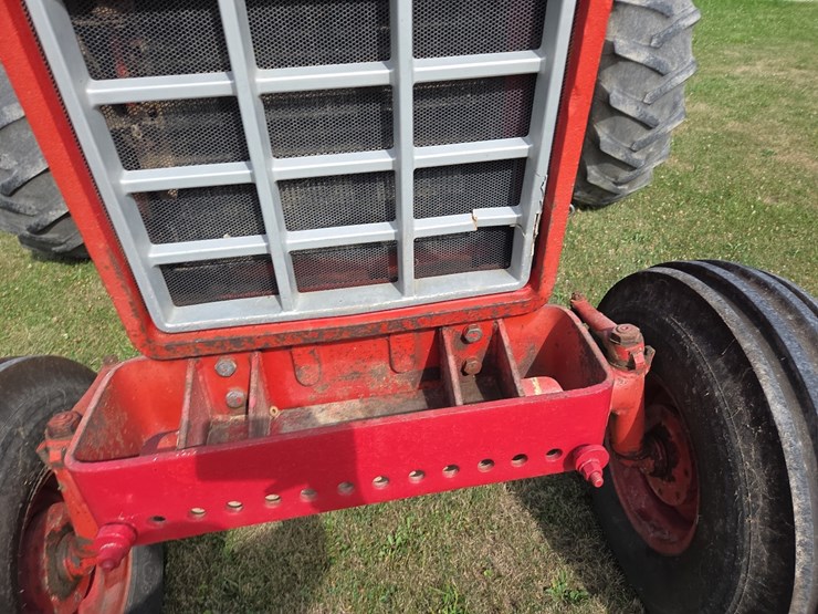 1976-ih-1466-tractor-image-5