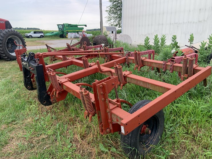 12-shank-3pt-chisel-plow,-gauge-wheels-image-3