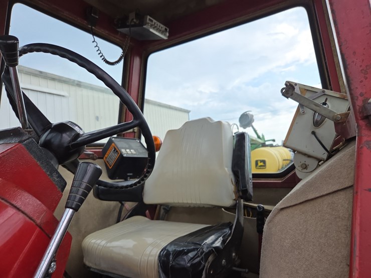 1970-ih-1456-tractor-image-49
