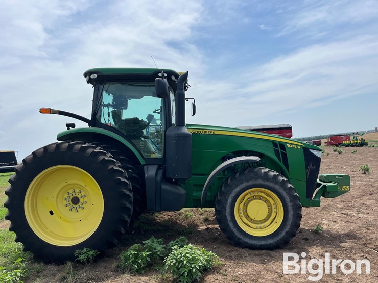 2011-john-deere-8235r-image-4